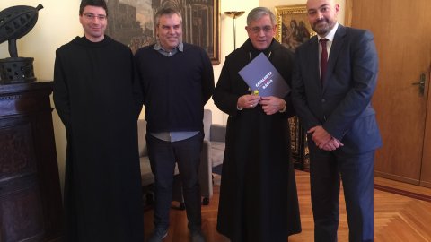 El director de Catalunya Ràdio, Saül Gordillo, amb el pare abat de Montserrat, Josep Maria Soler, el portaveu de l'abadia, Bernat Juliol, i l'adjunt al director de Catalunya Ràdio, Jordi Borda, a Montserrat. 20 de desembre de 2016
