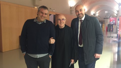 El director de Catalunya Ràdio, Saül Gordillo, amb el pare Josep de Calassanç Laplana, director del Museu de Montserrat, i l'adjunt al director de Catalunya Ràdio, Jordi Borda, a Montserrat. 20 de desembre de 2016