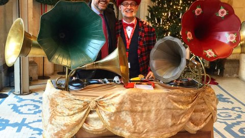El director de Catalunya Ràdio, Saül Gordillo, amb Xavier Salvà, sots-cap de Continguts de Catalunya Ràdio, a la festa de Nadal de Catalunya Ràdio amb La Cubana al teatre Coliseum i Tió Solidari. 23 de desembre de 2016