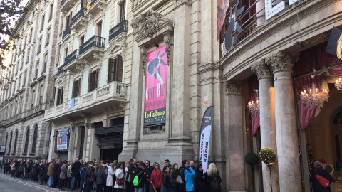 El públic s'espera per accedir a la festa de Nadal de Catalunya Ràdio amb La Cubana al teatre Coliseum i Tió Solidari. 23 de desembre de 2016