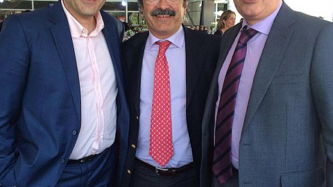 El director de Catalunya Ràdio, Saül Gordillo, amb Kim Faura, director general de Telefónica a Catalunya, i Àlex Salmon, director d'El Mundo a Catalunya, al dinar de Telefónica al Trofeu Conde de Godó. 18 d'abril de 2016