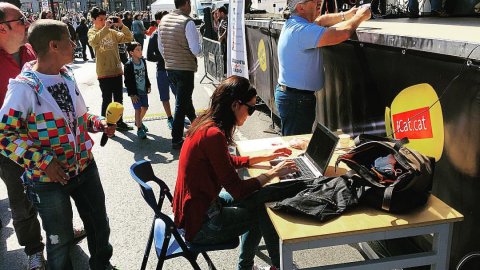 Caterina Karmany escriu el conte de Carme Lluveras en el programa especial de Catalunya Ràdio per Sant Jordi a la plaça Catalunya de Barcelona. 23 d'abril de 2016