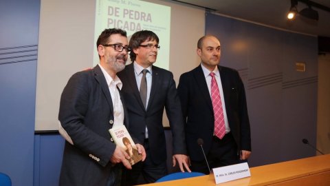 El director de Catalunya Ràdio, Saül Gordillo, participa en la presentació del llibre 'De pedra picada' de Josep Maria Flores amb el president de la Generalitat, Carles Puigdemont, al Museu d'Història de Catalunya. Barcelona. 11 d'abril de 2016