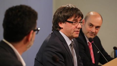 El director de Catalunya Ràdio, Saül Gordillo, participa en la presentació del llibre 'De pedra picada' de Josep Maria Flores amb el president de la Generalitat, Carles Puigdemont, al Museu d'Història de Catalunya. Barcelona. 11 d'abril de 2016
