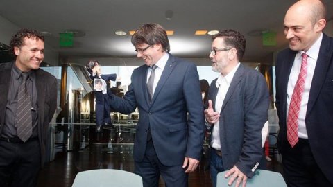 El director de Catalunya Ràdio, Saül Gordillo, participa en la presentació del llibre 'De pedra picada' de Josep Maria Flores amb el president de la Generalitat, Carles Puigdemont, al Museu d'Història de Catalunya. Barcelona. 11 d'abril de 2016
