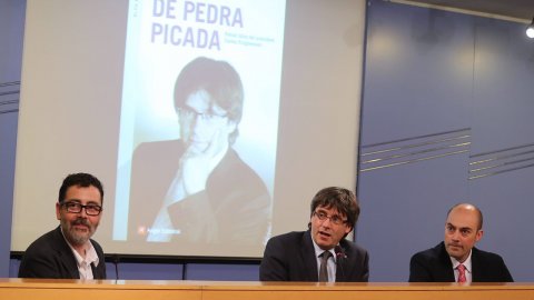 El director de Catalunya Ràdio, Saül Gordillo, participa en la presentació del llibre 'De pedra picada' de Josep Maria Flores amb el president de la Generalitat, Carles Puigdemont, al Museu d'Història de Catalunya. Barcelona. 11 d'abril de 2016