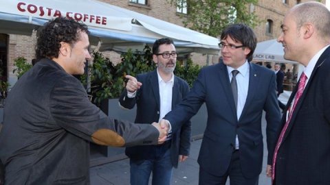 El director de Catalunya Ràdio, Saül Gordillo, participa en la presentació del llibre 'De pedra picada' de Josep Maria Flores amb el president de la Generalitat, Carles Puigdemont, al Museu d'Història de Catalunya. Barcelona. 11 d'abril de 2016