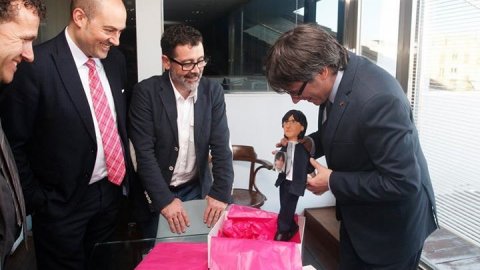 El director de Catalunya Ràdio, Saül Gordillo, participa en la presentació del llibre 'De pedra picada' de Josep Maria Flores amb el president de la Generalitat, Carles Puigdemont, al Museu d'Història de Catalunya. Barcelona. 11 d'abril de 2016