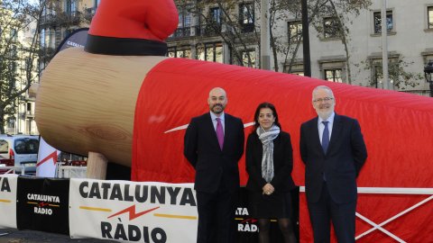 El director de Catalunya Ràdio, Saül Gordillo, amb la presidenta en funcions de la CCMA, Núria Llorach, i el conseller Brauli Durant, en la festa de Nadal de Catalunya Ràdio amb La Cubana al teatre Coliseum i Tió Solidari. Barcelona. 23 de desembre de 2016