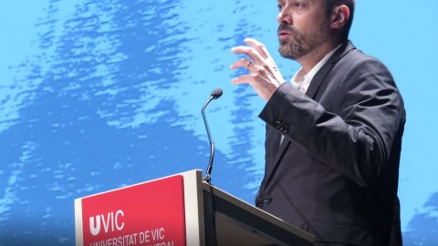 El director de Catalunya Ràdio, Saül Gordillo, és el padrí dels graduats de la Facultat d'Empresa i Comunicació de la Universitat de Vic en l'acte de graduació. Vic. 20 de maig de 2016 