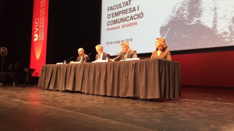 El director de Catalunya Ràdio, Saül Gordillo, és el padrí dels graduats de la Facultat d'Empresa i Comunicació de la Universitat de Vic en l'acte de graduació. Vic. 20 de maig de 2016 