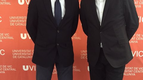El director de Catalunya Ràdio, Saül Gordillo, padrí dels graduats de la Facultat d'Empresa i Comunicació, amb el vice-rector de la Universitat de Vic, Pere Quer. Vic. 20 de maig de 2016 