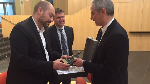 El director de Catalunya Ràdio, Saül Gordillo, padrí dels graduats de la Facultat d'Empresa i Comunicació, amb el vice-rector de la Universitat de Vic, Pere Quer. Vic. 20 de maig de 2016 