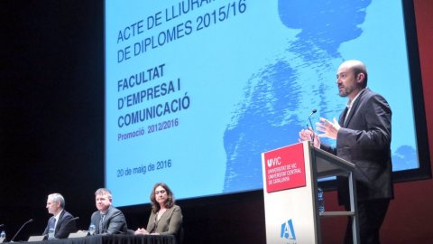 El director de Catalunya Ràdio, Saül Gordillo, és el padrí dels graduats de la Facultat d'Empresa i Comunicació de la Universitat de Vic en l'acte de graduació. Vic. 20 de maig de 2016 