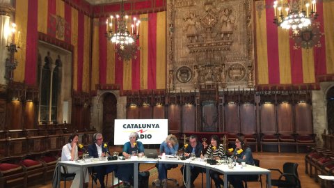Programa especial d'El matí de Catalunya Ràdio al Saló de Cent de Barcelona, amb els alcaldes i alcaldesses de Barcelona, Ada Colau; Lleida, Àngel Ros; Girona, Marta Madrenas; Tarragona, Josep Fèlix Ballesteros; Badalona, Dolors Sabater; Santa Coloma de Gramenet, Núria Parlon; i Sant Cugat del Vallès, Mercè Conesa. Barcelona. 8 de juny de 2016