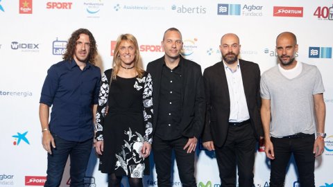 El director de Catalunya Ràdio, Saül Gordillo, amb Pep Guardiola, Carles Puyol, i el cap d'informatius de TV3, David Bassa, amb la seva esposa, assisteixen al programa especial per celebrar els 40 anys de les retransmissions del Barça en català de Joaquim Maria Puyal, al Cosmocaixa. Barcelona. 4 de juny de 2016
