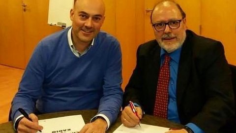 El director de Catalunya Ràdio, Saül Gordillo, signa un acord amb el president de l'Associació de Premsa Comarcal, Francesc Fàbregas. Barcelona. 25 de gener de 2017