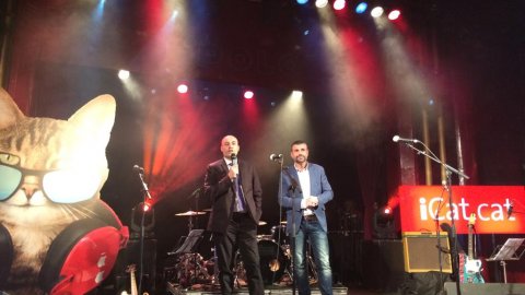 El conseller de Cultura, Santi Vila, a la festa dels 10 anys d'iCat, amb el director de Catalunya Ràdio, Saül Gordillo, a la Sala Apolo de Barcelona. 28 d'abril de 2016 