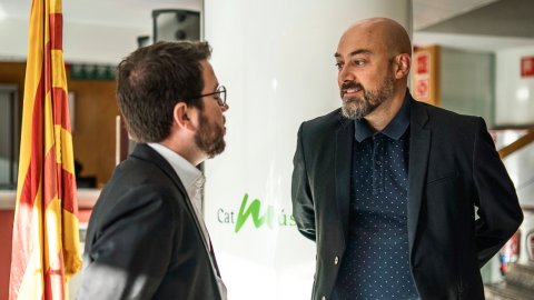 El vicepresident del Govern i conseller d'Economia, Pere Aragonès, amb el director de Catalunya Ràdio, Saül Gordillo, amb motiu d'una entrevista a 'El suplement'. Barcelona. 8 de setembre de 2018