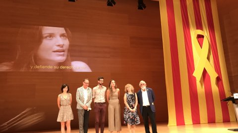 El director de Catalunya Ràdio, Saül Gordillo, llegeix el veredicte i entrega el Premi Cerverí a la millor cançó de lletra catalana a Judit Neddermann per 'No volem més cops', als Premis Bertrana. Auditori de Girona. 20 de setembre de 2018