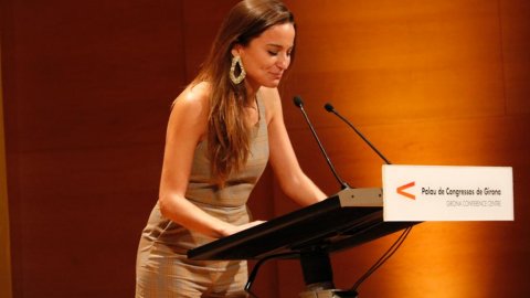 El director de Catalunya Ràdio, Saül Gordillo, llegeix el veredicte i entrega el Premi Cerverí a la millor cançó de lletra catalana a Judit Neddermann per 'No volem més cops', als Premis Bertrana. Auditori de Girona. 20 de setembre de 2018