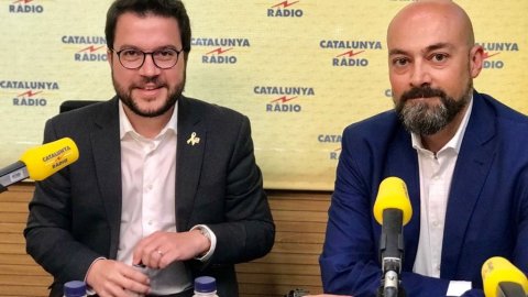 El vicepresident del Govern i conseller d'Economia, Pere Aragonès, amb el director de Catalunya Ràdio, Saül Gordillo, entrevistats amb motiu de la jornada de portes obertes pels 35 anys de la primera emissió de Catalunya Ràdio. Barcelona. 21 de juny de 2018