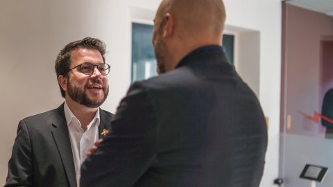 El vicepresident del Govern i conseller d'Economia, Pere Aragonès, amb el director de Catalunya Ràdio, Saül Gordillo, amb motiu de la jornada de portes obertes pels 35 anys de la primera emissió de Catalunya Ràdio. Barcelona. 21 de juny de 2018