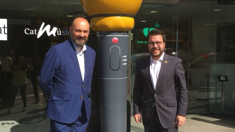 El vicepresident del Govern i conseller d'Economia, Pere Aragonès, amb el director de Catalunya Ràdio, Saül Gordillo, amb motiu de la jornada de portes obertes pels 35 anys de la primera emissió de Catalunya Ràdio. Barcelona. 21 de juny de 2018