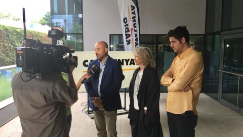 El director de Catalunya Ràdio, Saül Gordillo, amb Mònica Terribas i Roger Escapa, entrevistats en directe per TV3 durant la presentació de la temporada 2018-19 de Catalunya Ràdio al Disseny Hub Barcelona. 31 d'agost de 2018 