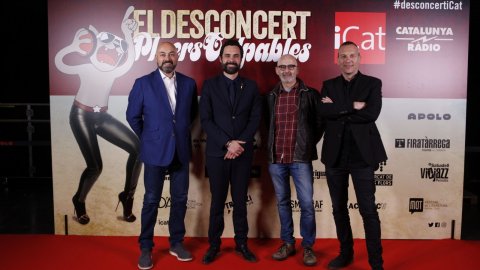 El president del Parlament, Roger Torrent, amb el director de Catalunya Ràdio, Saül Gordillo, el coordinador d'iCat, Carles Aledo, i el cap d'informatius de TV3, David Bassa, al Desconcert d'iCat, a la Sala Apolo de Barcelona. 8 de maig de 2018 