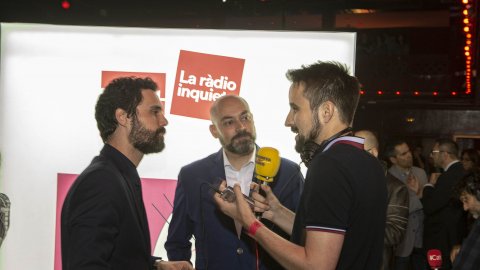 El president del Parlament, Roger Torrent, amb el director de Catalunya Ràdio, Saül Gordillo, atenen el periodista de Catalunya Ràdio Blai Marsé al Desconcert d'iCat, a la Sala Apolo de Barcelona. 8 de maig de 2018 