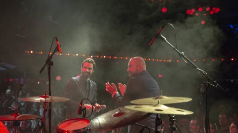 El president del Parlament, Roger Torrent, amb el director de Catalunya Ràdio, Saül Gordillo, al Desconcert d'iCat, a la Sala Apolo de Barcelona. 8 de maig de 2018 