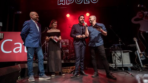 El president del Parlament, Roger Torrent, amb el director de Catalunya Ràdio, Saül Gordillo, al Desconcert d'iCat, a la Sala Apolo de Barcelona. 8 de maig de 2018 