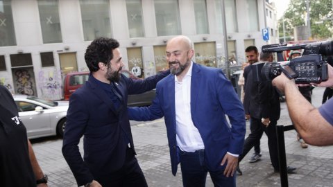 El president del Parlament, Roger Torrent, amb el director de Catalunya Ràdio, Saül Gordillo, al Desconcert d'iCat, a la Sala Apolo de Barcelona. 8 de maig de 2018 