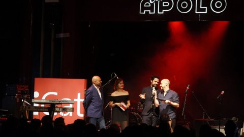 El president del Parlament, Roger Torrent, amb el director de Catalunya Ràdio, Saül Gordillo, al Desconcert d'iCat, a la Sala Apolo de Barcelona. 8 de maig de 2018 