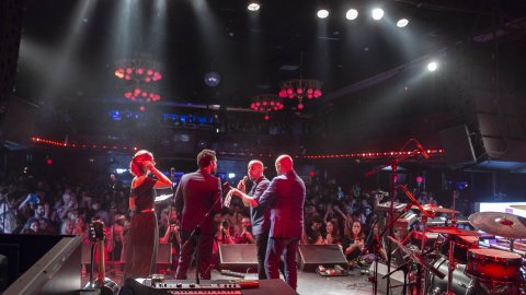 El president del Parlament, Roger Torrent, amb el director de Catalunya Ràdio, Saül Gordillo, al Desconcert d'iCat, a la Sala Apolo de Barcelona. 8 de maig de 2018 