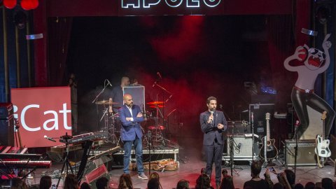 El president del Parlament, Roger Torrent, amb el director de Catalunya Ràdio, Saül Gordillo, al Desconcert d'iCat, a la Sala Apolo de Barcelona. 8 de maig de 2018 