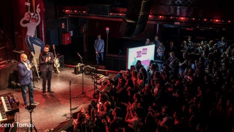 El president del Parlament, Roger Torrent, amb el director de Catalunya Ràdio, Saül Gordillo, al Desconcert d'iCat, a la Sala Apolo de Barcelona. 8 de maig de 2018 