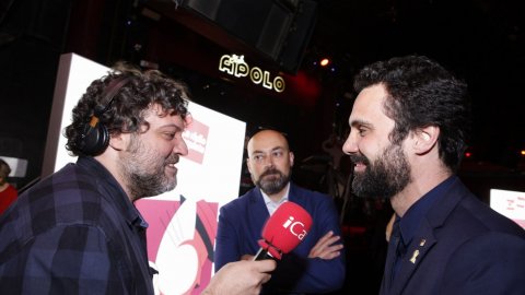 El president del Parlament, Roger Torrent, amb el director de Catalunya Ràdio, Saül Gordillo, atenen en directe el realitzador dels 'Independents' d'iCat, Josep Martín, al Desconcert d'iCat, a la Sala Apolo de Barcelona. 8 de maig de 2018 