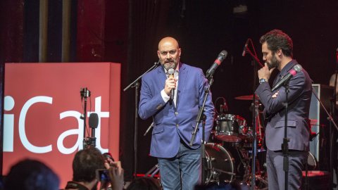 El president del Parlament, Roger Torrent, amb el director de Catalunya Ràdio, Saül Gordillo, el coordinador d'iCat, Carles Aledo, i el cap d'informatius de TV3, David Bassa, al Desconcert d'iCat, a la Sala Apolo de Barcelona. 8 de maig de 2018 
