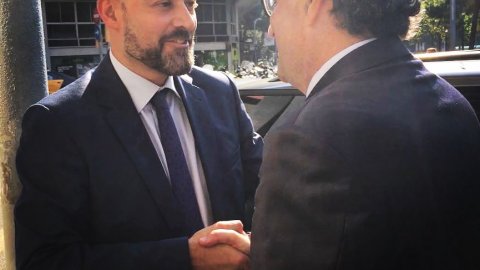 El president de la Generalitat, Quim Torra, amb el director de Catalunya Ràdio, Saül Gordillo, abans d'una entrevista a 'El matí de Catalunya Ràdio'. 15 de maig de 2018