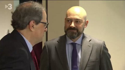 El president de la Generalitat, Quim Torra, amb el director de Catalunya Ràdio, Saül Gordillo, abans d'una entrevista a 'El matí de Catalunya Ràdio'. 15 de maig de 2018