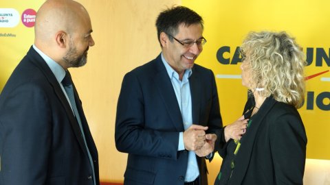 El president del Futbol Club Barcelona, Josep Maria Bartomeu, amb el director de Catalunya Ràdio, Saül Gordillo, abans d'una entrevista a 'El matí de Catalunya Ràdio' amb Mònica Terribas. 22 d'octubre de 2018