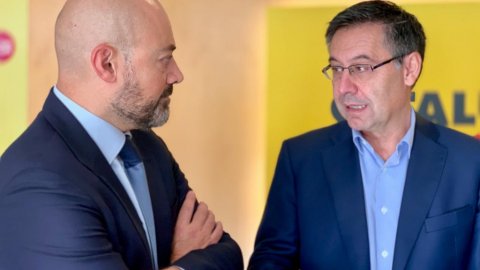 El president del Futbol Club Barcelona, Josep Maria Bartomeu, amb el director de Catalunya Ràdio, Saül Gordillo, abans d'una entrevista a 'El matí de Catalunya Ràdio'. 22 d'octubre de 2018