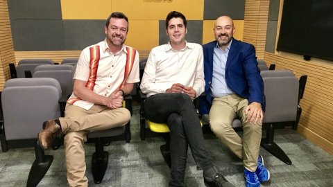 El director de Catalunya Ràdio, Saül Gordillo, i el cap de Continguts, Santi Faro, amb Roger Escapa, realitzador i director d''El suplement', el dia la presentació de la temporada 2018-19 de Catalunya Ràdio. Barcelona. 31 d'agost de 2018 