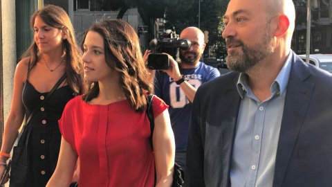 La cap de l'oposició al Parlament de Catalunya, Inés Arrimadas, amb el director de Catalunya Ràdio, Saül Gordillo, abans d'una entrevista a 'El matí de Catalunya Ràdio. Barcelona. 29 d'agost de 2018