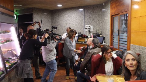 Declaracions del director de Catalunya Ràdio, Saül Gordillo, a TV3 amb motiu del Dia Mundial de la Ràdio, a Casa Pepe de Santa Coloma de Gramenet. Catalunya Ràdio celebra el Dia Mundial de la Ràdio amb una programació especial a Santa Coloma de Gramenet (El matí de Catalunya Ràdio), Mataró (APM?), Les Franqueses del Vallès (Catalunya migdia), Lleida (Estat de Gràcia), París (Tot costa) i El Vendrell (Catalunya Vespre). 13 de febrer de 2017