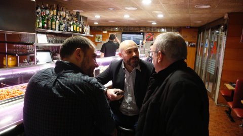 El director de Catalunya Ràdio, Saül Gordillo, amb Miquel Miralles i Jordi Just a Casa Pepe en la celebració del Dia Mundial de la Ràdio amb una programació especial a Santa Coloma de Gramenet (El matí de Catalunya Ràdio). 13 de febrer de 2017 