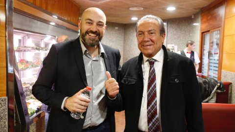 El director de Catalunya Ràdio, Saül Gordillo, amb Justo Molinero en la celebració del Dia Mundial de la Ràdio amb una programació especial a Santa Coloma de Gramenet (El matí de Catalunya Ràdio). 13 de febrer de 2017 