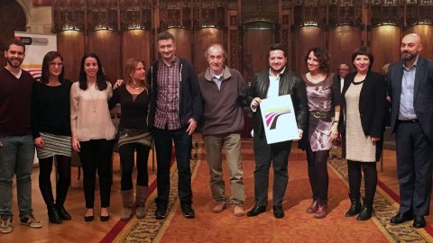 El director de Catalunya Ràdio, Saül Gordillo, acompanya l'equip del programa a rebre la menció especial a 'Solidaris' de Catalunya Ràdio en els Premis del Consell Municipal de Benestar Social als Mitjans de Comunicació. Saló de Cent de Barcelona. 28 de febrer de 2017
